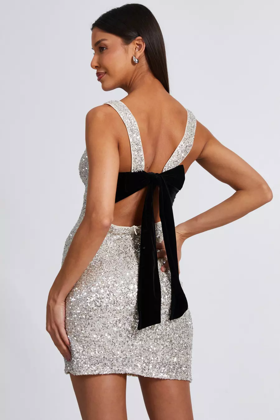 Isadora™ | Mini-robe à paillettes argentées et nœud