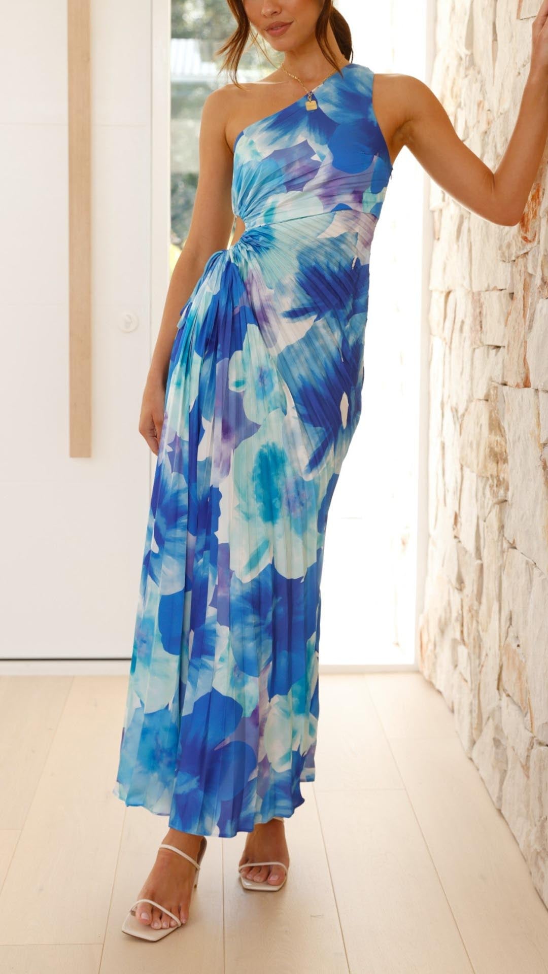 Isadora™ | Robe longue plissée à une épaule et à fleurs