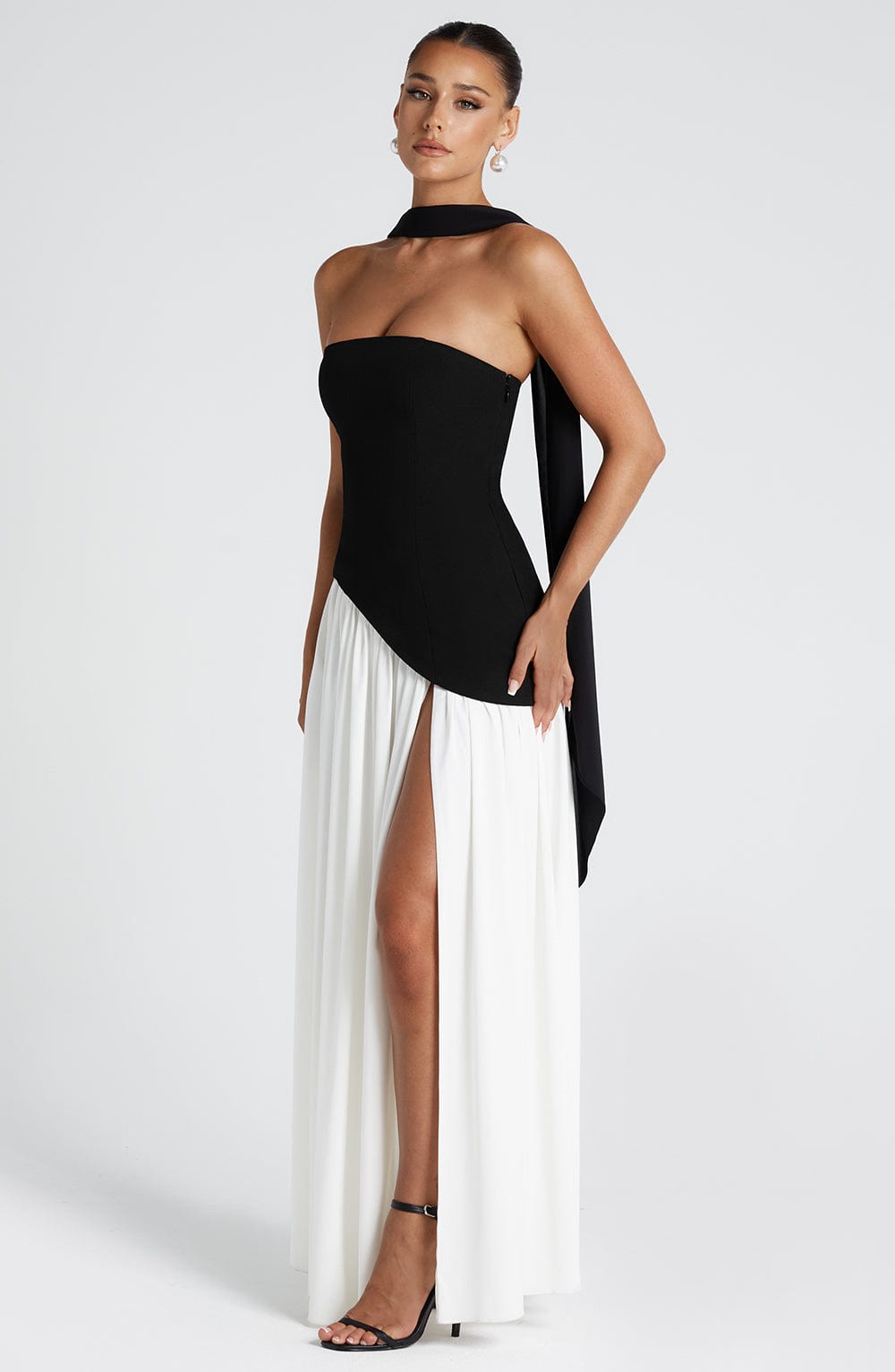 Black and White Chic Slit Maxi Dress – Modern strapless formal dress with high slit, perfect for weddings and black-tie events