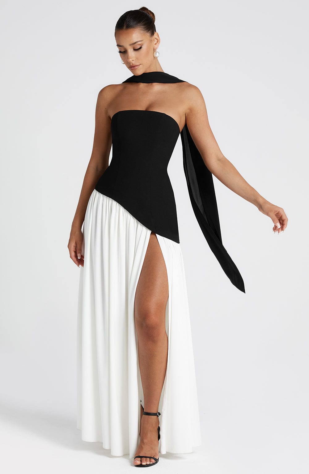 Black and White Chic Slit Maxi Dress – Modern strapless formal dress with high slit, perfect for weddings and black-tie events