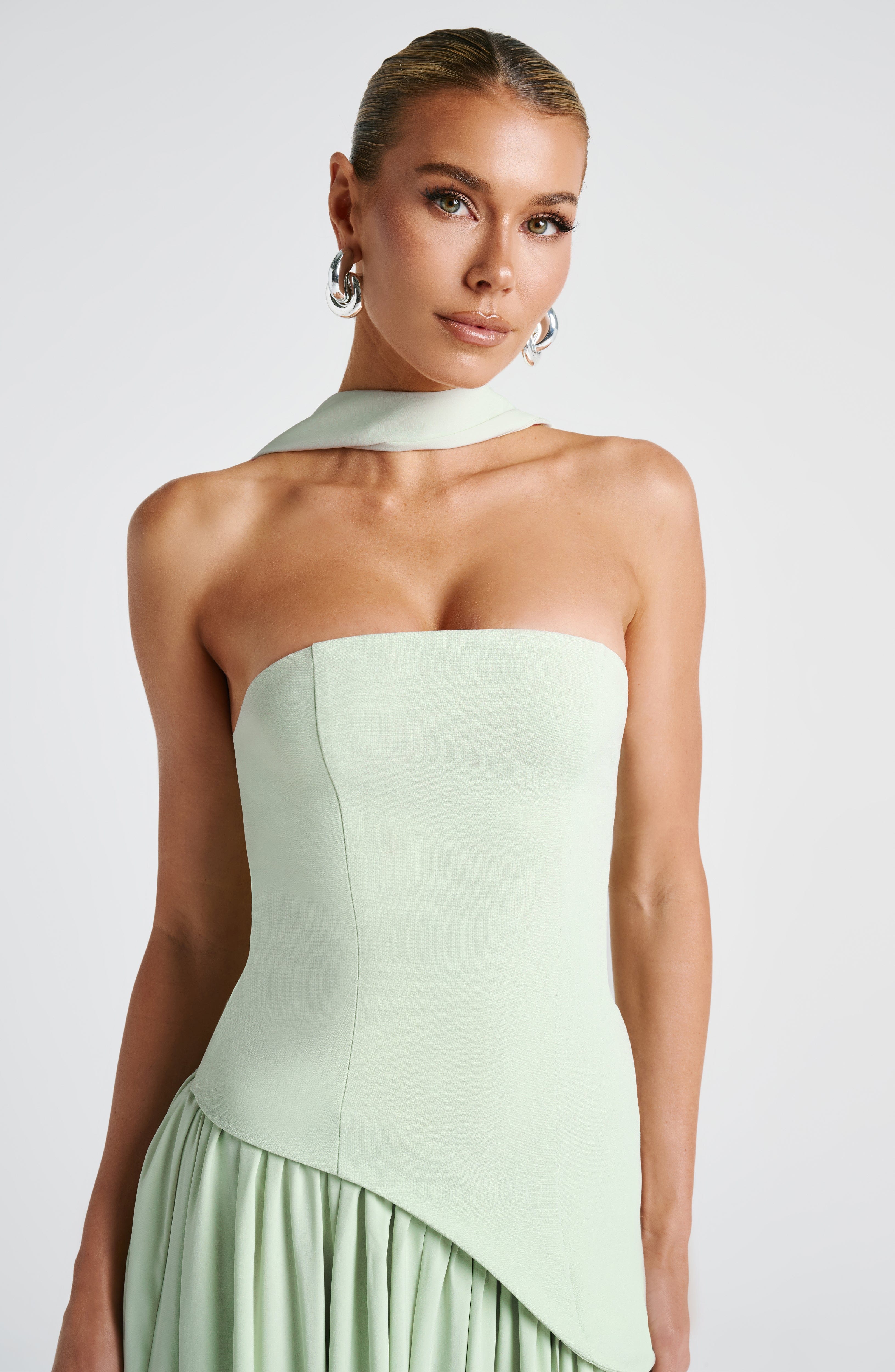 Green Chic Slit Maxi Dress – Stylish maxi dress for weddings or parties with open back and elegant chiffon skirt - detail side

