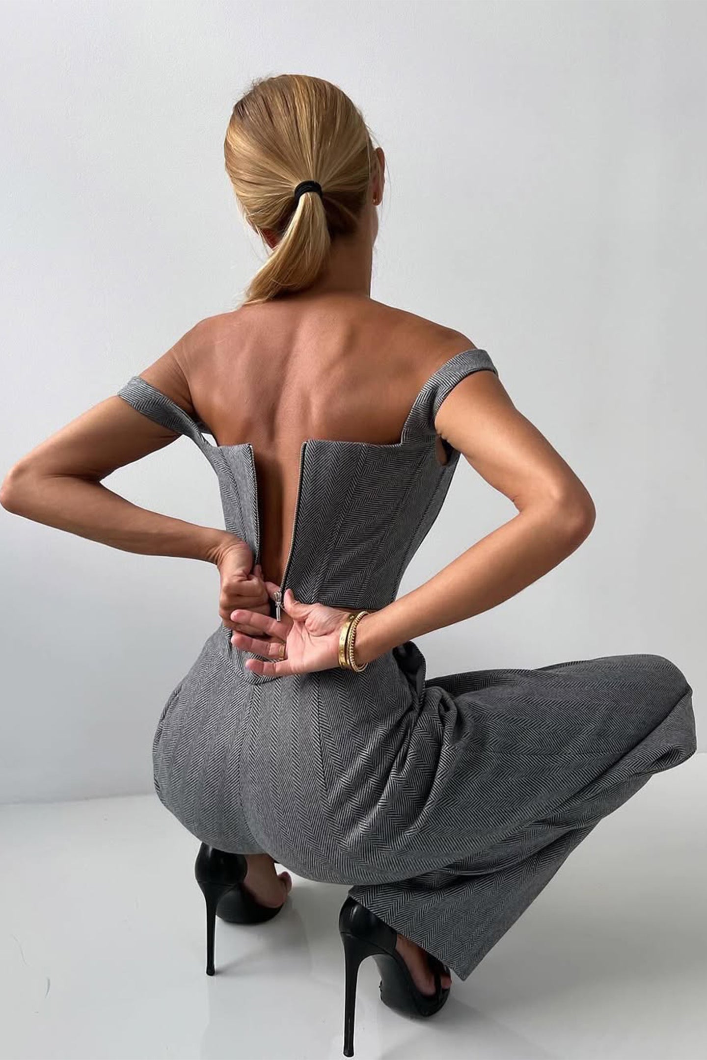 Back view of Isadora London’s grey three-piece blazer set – elegant fitted trousers and structured tailoring.