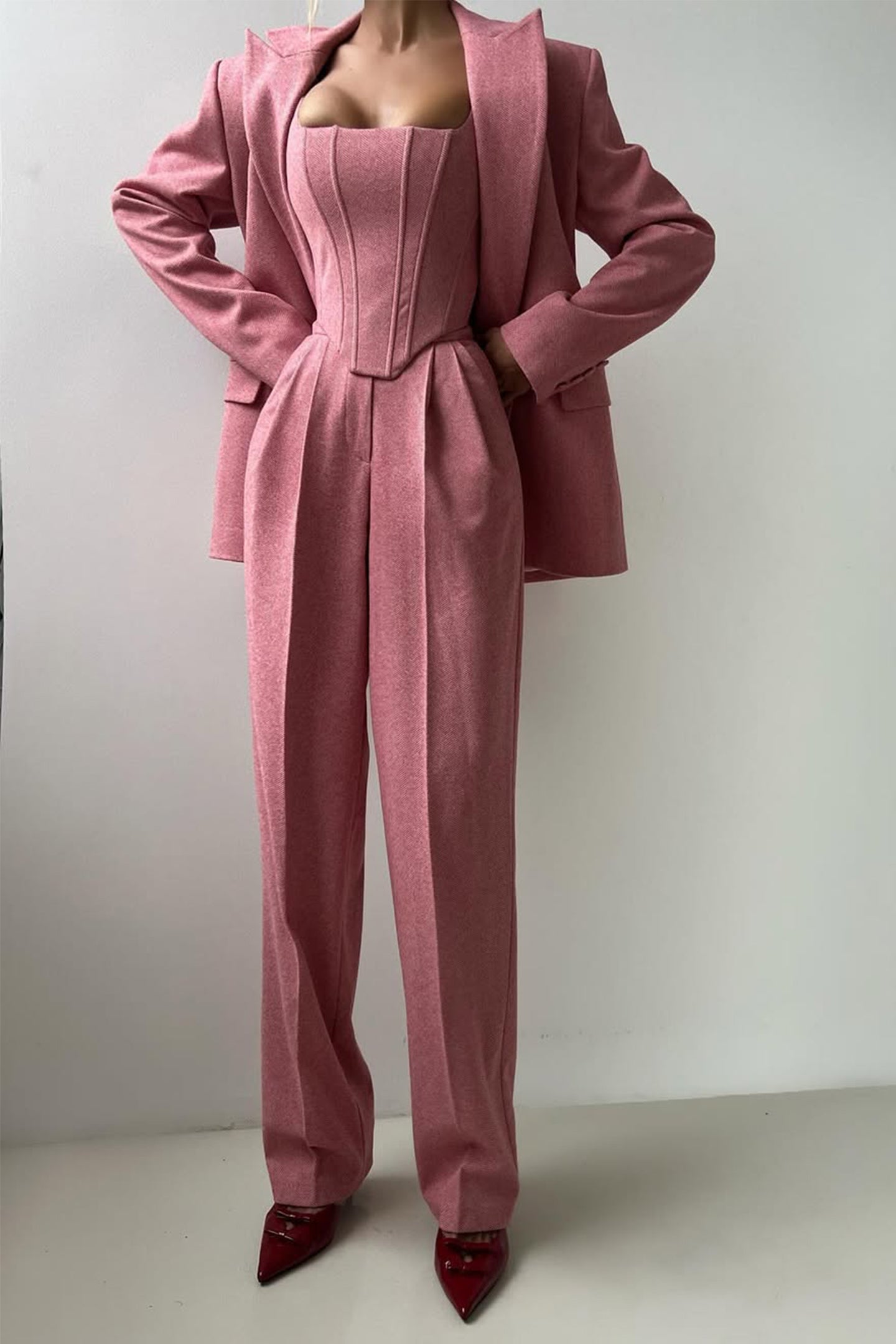 Isadora London three-piece blazer set in dusty pink – tailored blazer with fitted corset and high-waist trousers.